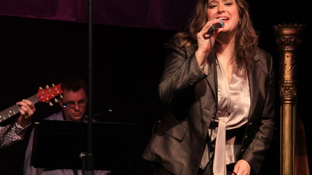 Lisa Rock sings the songs of the beloved due in “A Carpenters Christmas.”