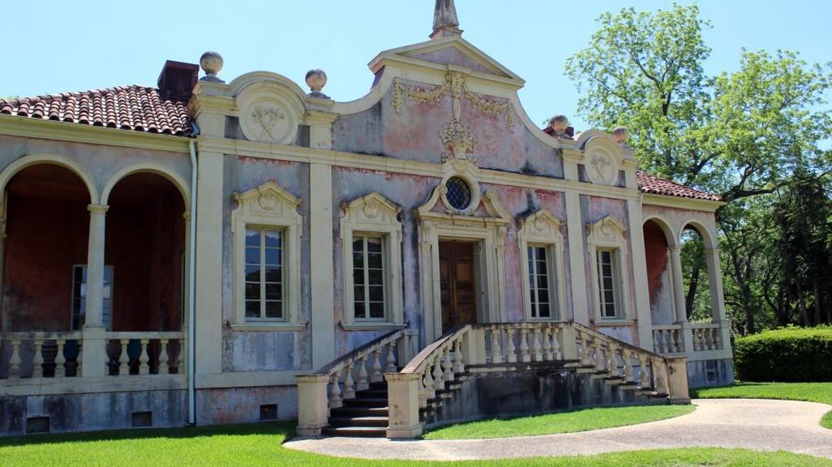 The home known as “Villa Albicini” is located at 150 Tucker Road next to Wesleyan College. The home is for sale for $1,350,000. This photo was taken in 2017 prior to the Design, Wine and Dine Festival during which guests were able to enter this exclusive property for a cocktail reception with gourmet refreshments and full bar, and meet Bravo TV star Patricia Altschul.