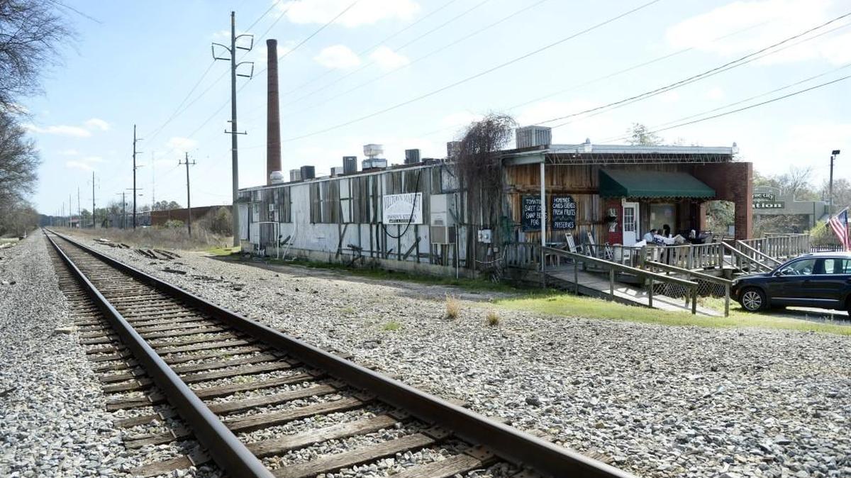 Dawson’s Kitchen hugs the railroad tracks in Payne City, not far off of Vineville Avenue.