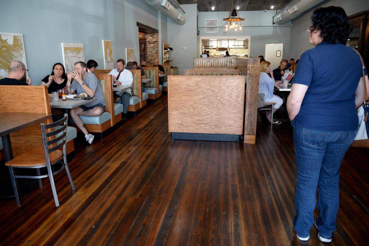 People fill Kudzu Seafood’s new location on Poplar Street during lunchtime. Reporters Justin Baxley and Jenna Eason went to the restaurant for this week’s #FoodieFriday.