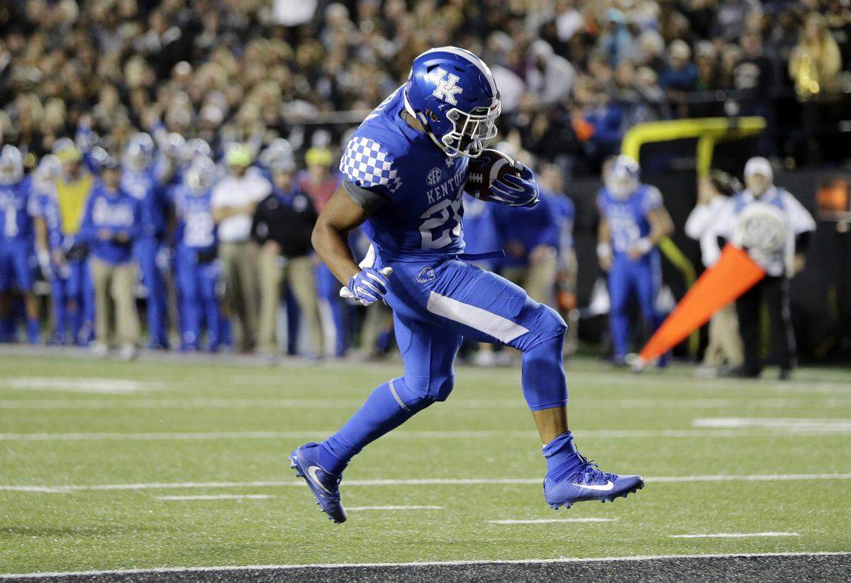 Kentucky running back Benny Snell Jr. scores a touchdown on a 6-yard run against Vanderbilt in 2017.