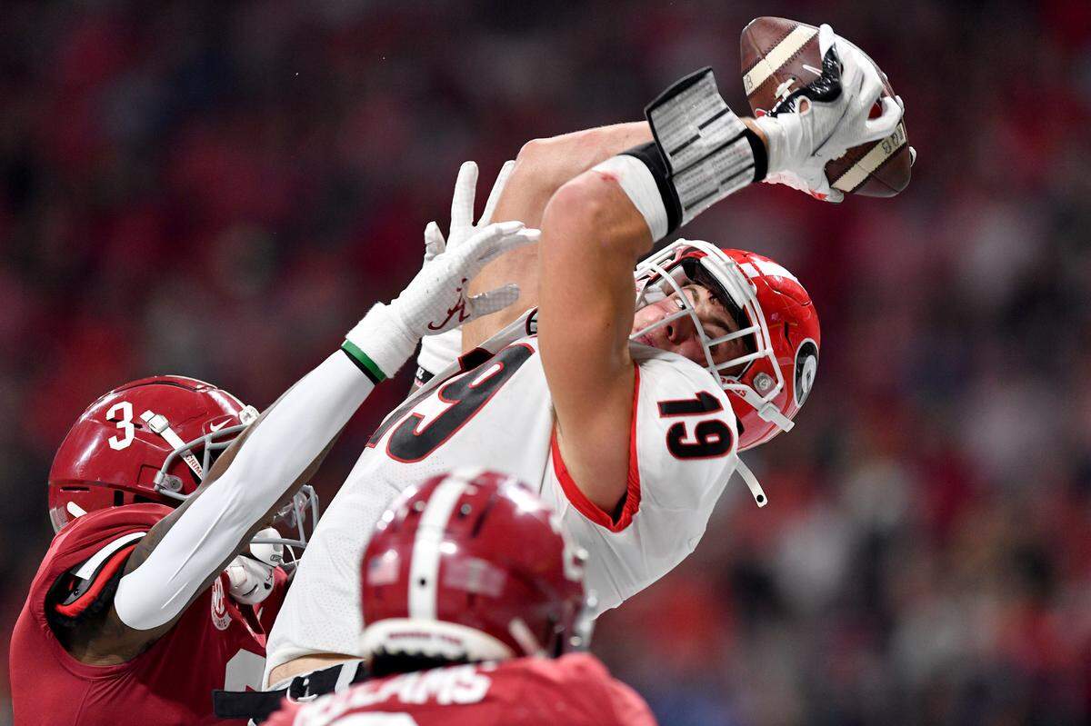 Georgia tight end Brock Bowers (19) can’t haul in a touchdown reception during the Bulldogs’ 41-24 loss to Alabama Saturday in the SEC Championship.