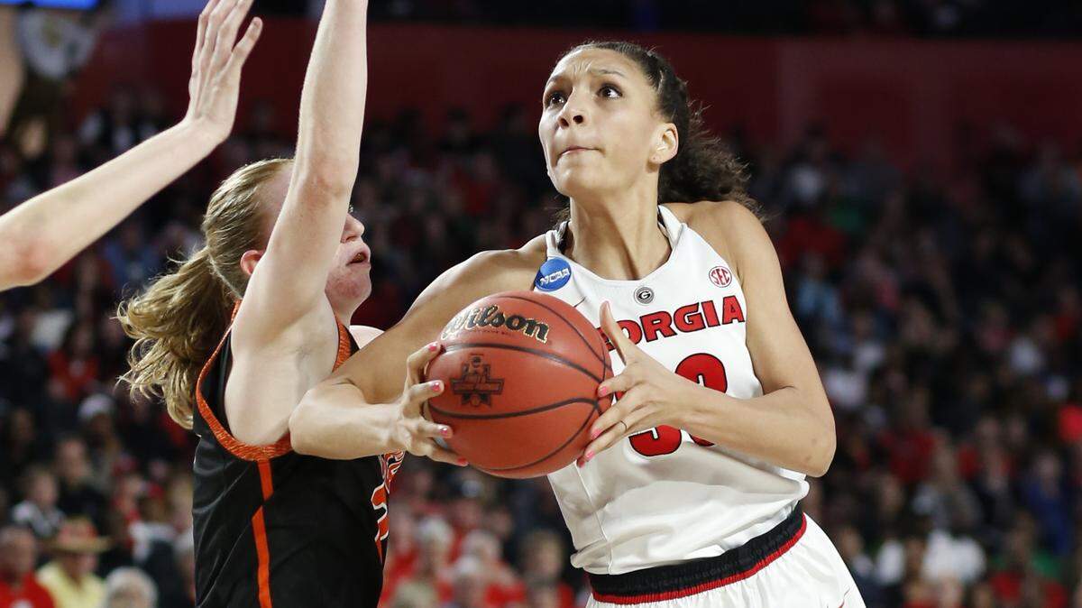 Georgia forward Mackenzie Engram drives the lane against Mercer.