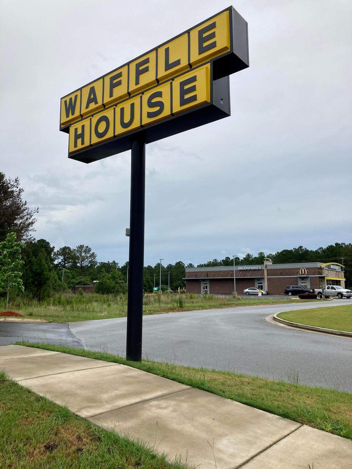 A Capt. D’s, a well-known fast-casual seafood restaurant, is to built between the Waffle House and McDonald’s along Russell Parkway near its intersection with Lake Joy Road.