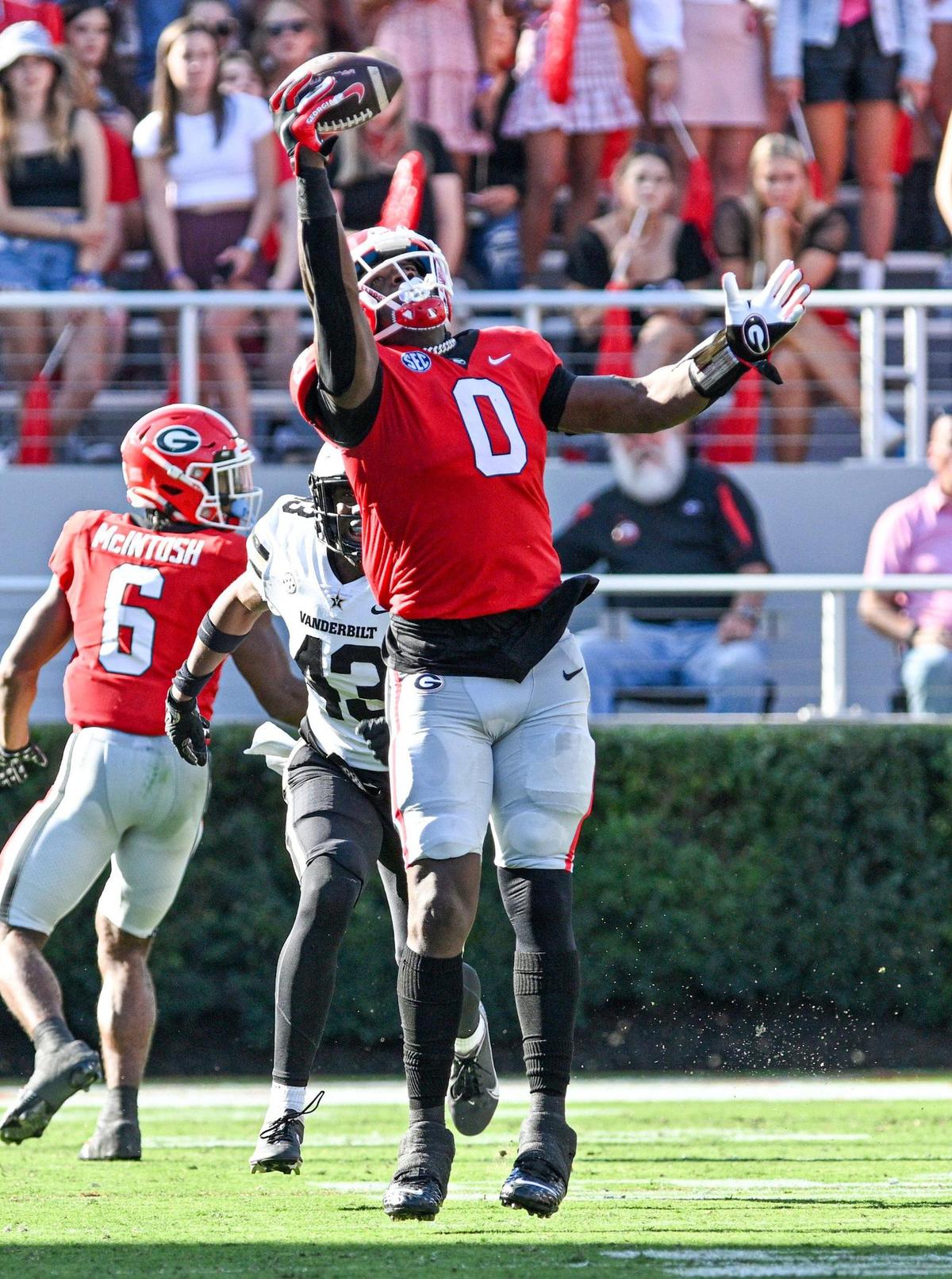 Georgia tight-end Darnell Washington hauls in a Stetson Bennett pass for a big gain in action Saturday as the defeated Vanderbilt 52-0.
