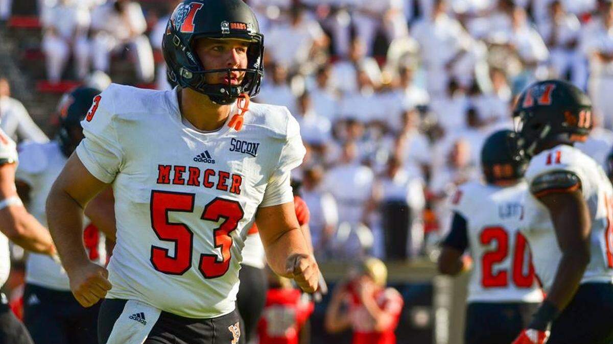 Long snapper Steven Nixon will transfer from Mercer University to the University of Georgia to play football next season.