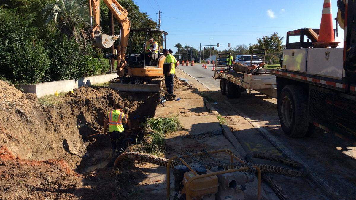 LIZ FABIAN/THE TELEGRAPH 
 Macon Water Authority workers repaired a broken water main that closed one lane of Mercer University Drive early Monday morning.