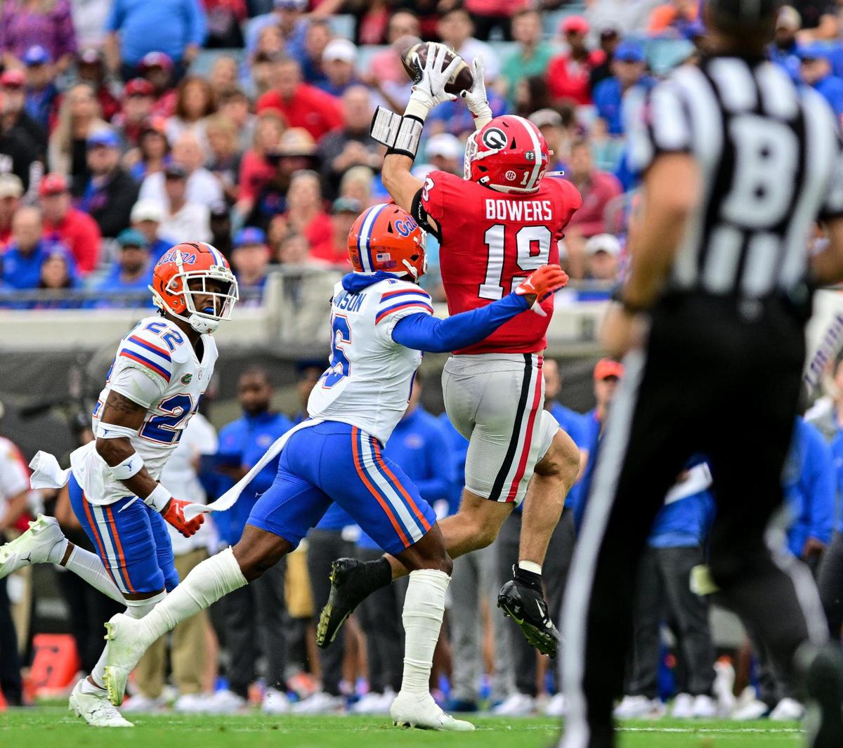 Georgia tight end Brock Bowers hauls in a Stetson Bennett pass for a first down Saturday against the Florida Gators.