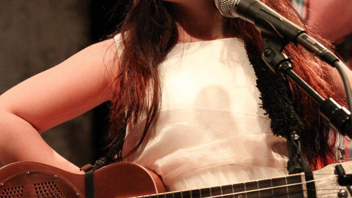 Young EmiSunshine wants to make you happy 