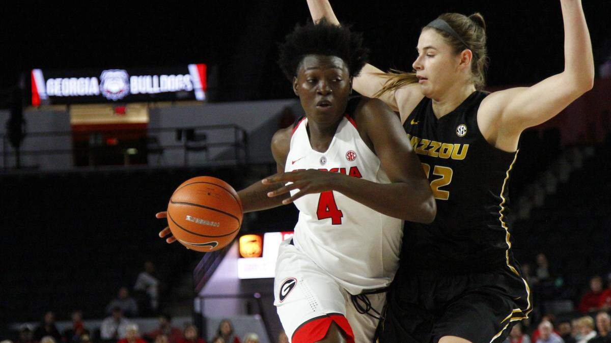 Georgia's Caliya Robinson drives to the hoop in her team's win over Missouri.
