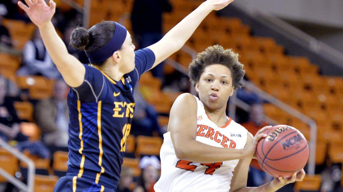Mercer guard Kahlia Lawrence (24) and the Bears are 6-1 in Southern Conference play.