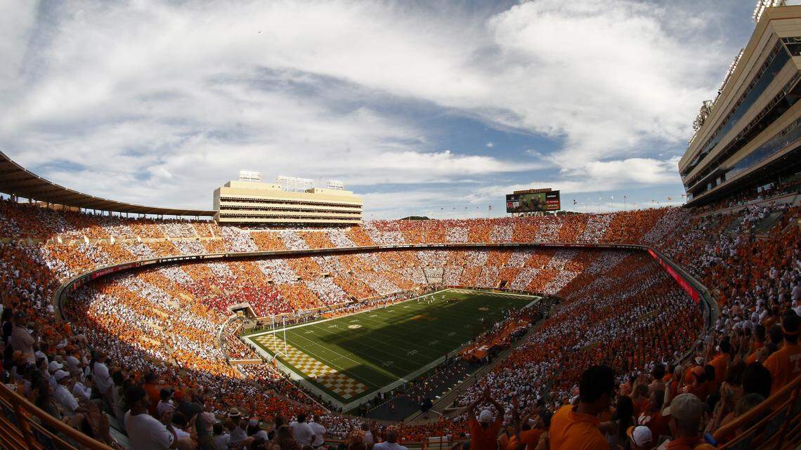 LIVE: No. 3 Georgia faces Tennessee Volunteers at Neyland Stadium