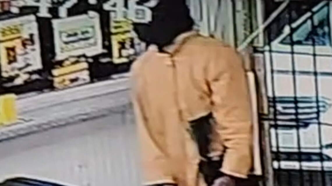 Suspect robs a Macon food mart at gunpoint, investigators say