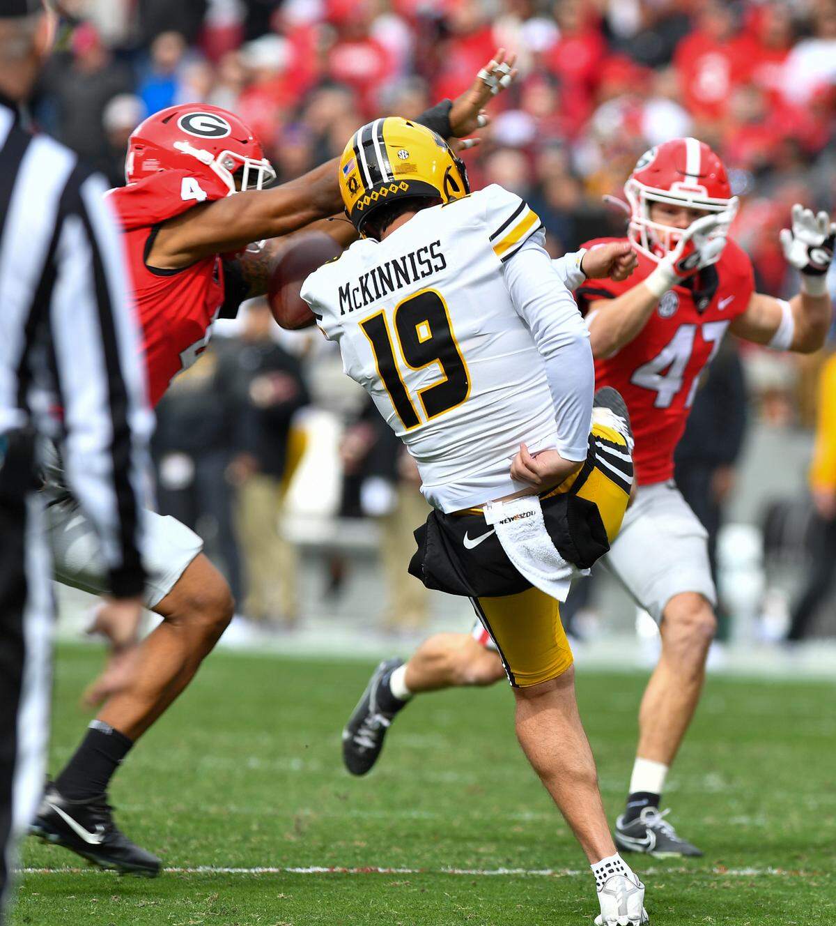 Georgia’s Noland Smith blocks a Missouri punt during first half action in Athens Saturday.