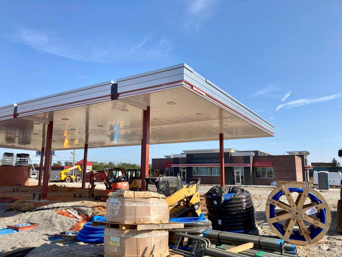 A targeted opening date has been set for the second Warner Robins location of this popular Oklahoma based chain of convenience stores and gas stations at 2701 Watson Blvd. is located where the former Logan Roadhouse once stood.