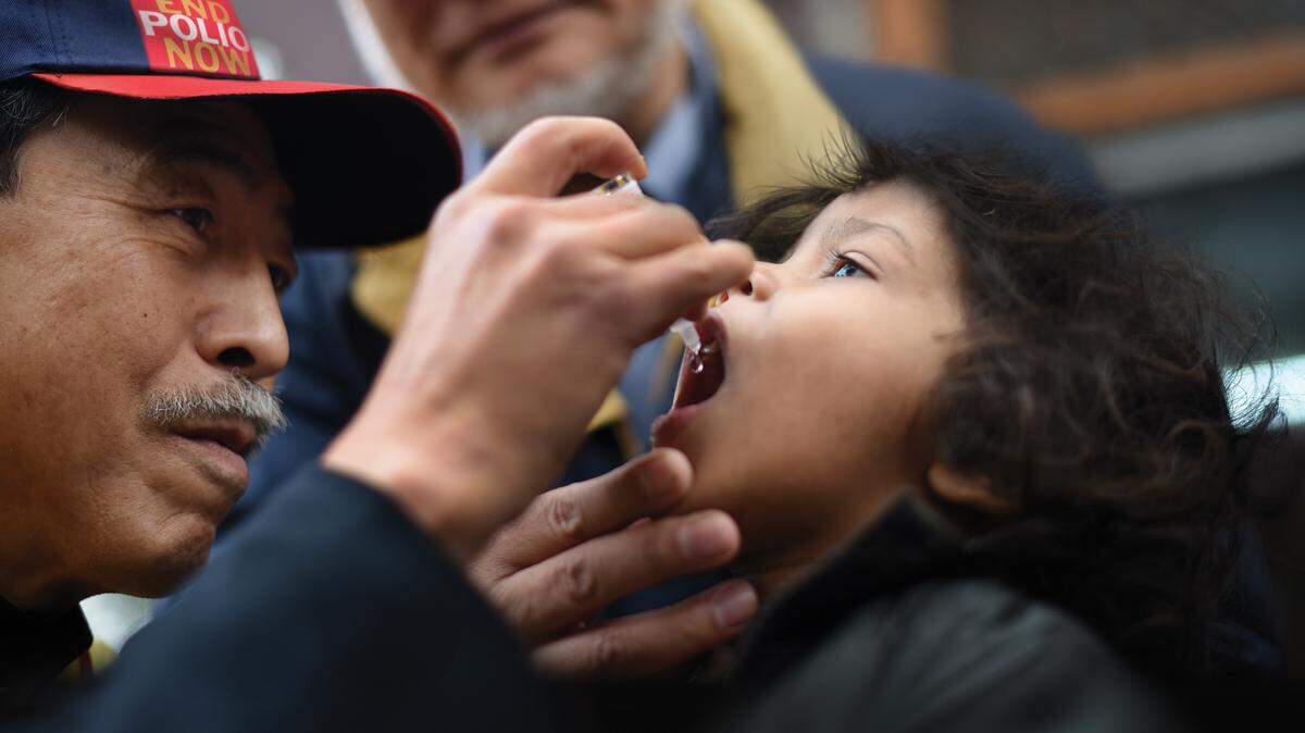 As part of National Immunization Day activities in Madipur, Delhi, India, in January 2017, Yoshi Sekiba, of the Rotary Club of Hirosaki Apple, Japan, led a team of 60 club members from Aomori Prefecture and other parts of Japan to India for the 16th consecutive year to immunize children against polio.