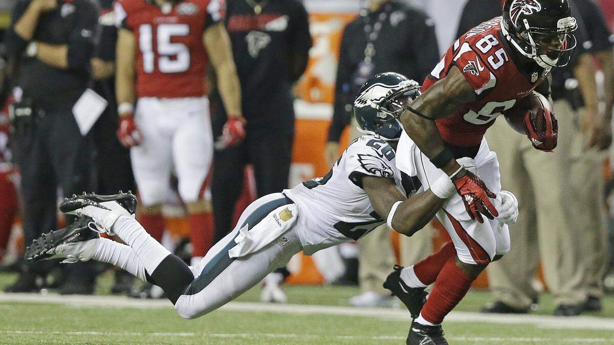 Philadelphia Eagles defensive back Walter Thurmond (26) tackles Atlanta Falcons wide receiver Leonard Hankerson (85) during the second half of an NFL football game, Monday, Sept. 14, 2015, in Atlanta.