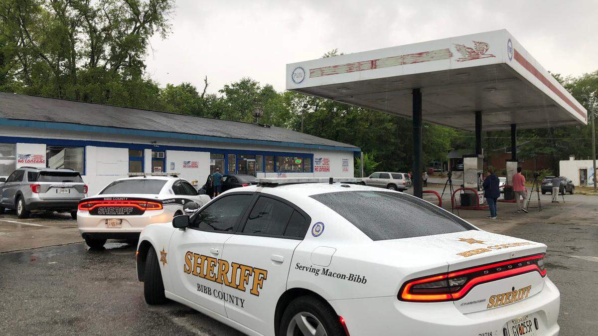 Bibb sheriff’s vehicles arrive outside of M&M Grocery as David Davis revokes the store’s alcohol license. A high crime rate has plagued the stretch of Montpelier around the business for several months.