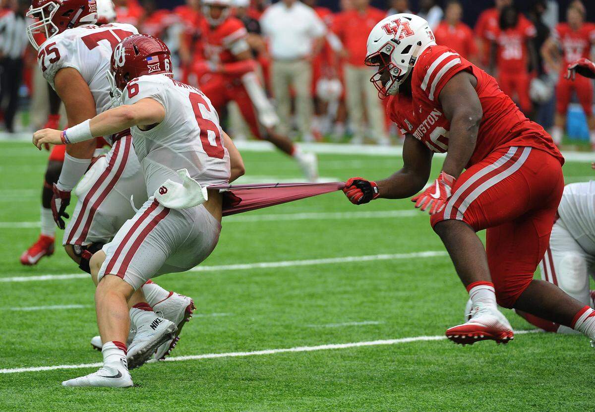 Houston's Ed Oliver grabs a hold of Oklahoma's Baker Mayfield during the two teams' meeting in 2016.