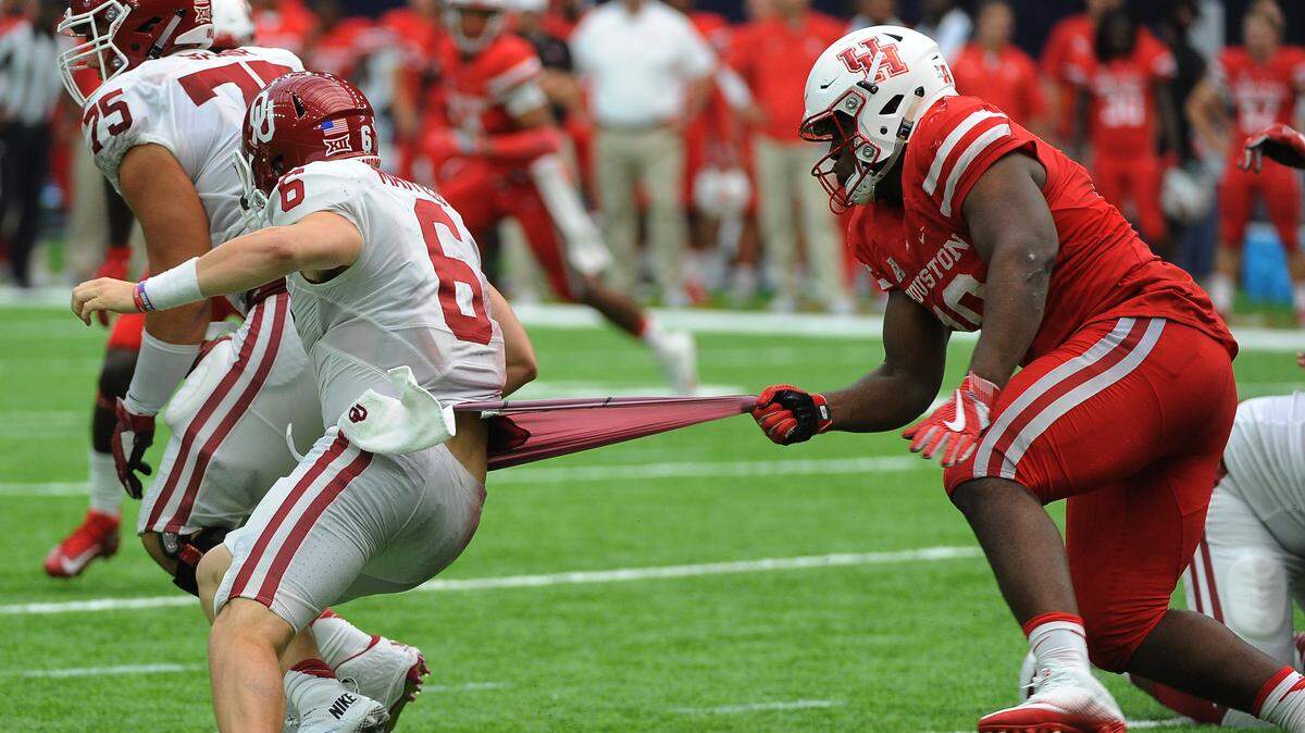 Houston's Ed Oliver grabs a hold of Oklahoma's Baker Mayfield during the two teams' meeting in 2016.