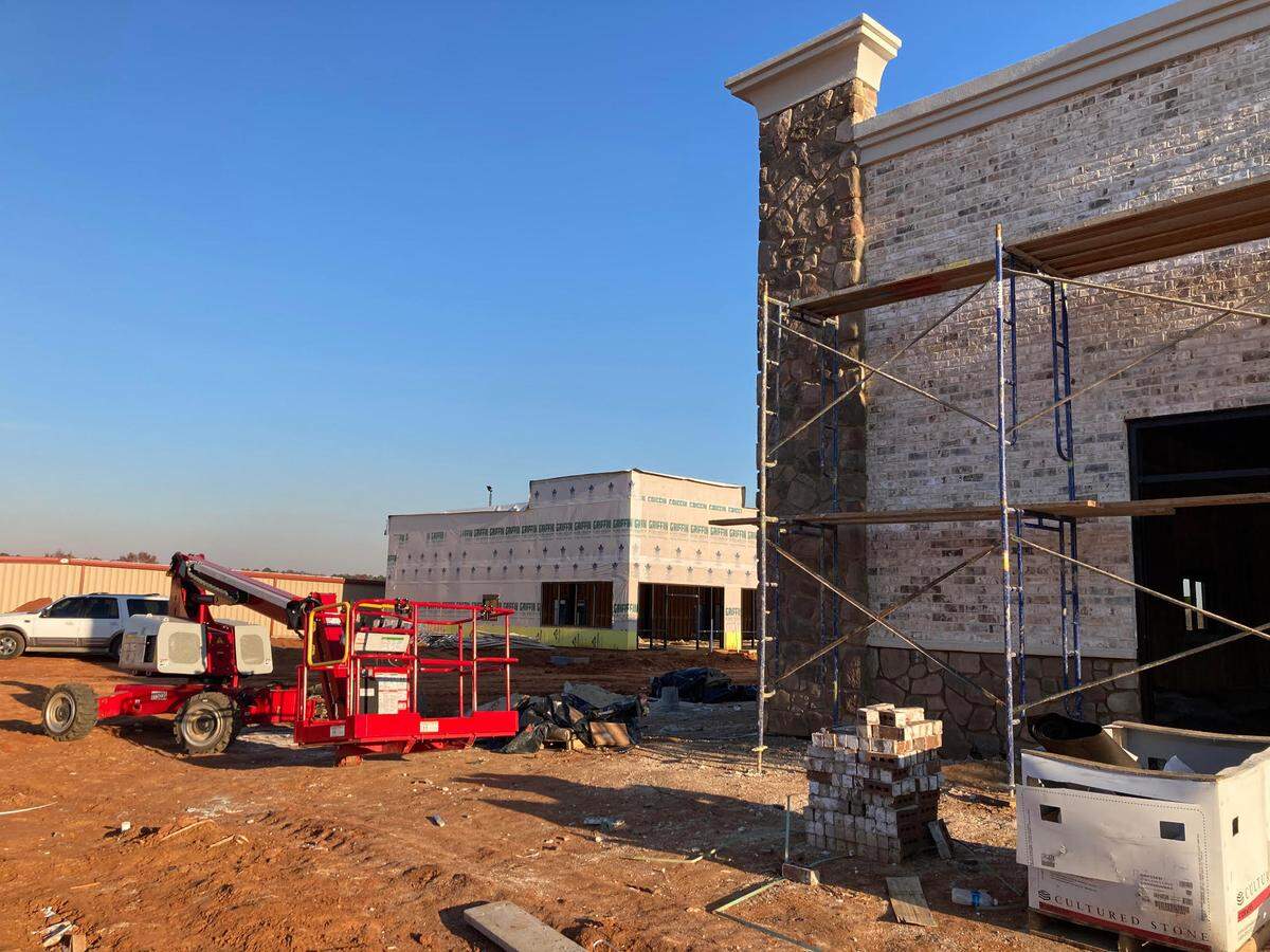 A new Dunkin’ will be housed in the back end of new shopping plaza under construction at Perry Parkway and Houston Lake Road, with a new shopping plaza under construction behind it to house Surcheros Fresh Mex, Holy Pie! Pizzeria and more.