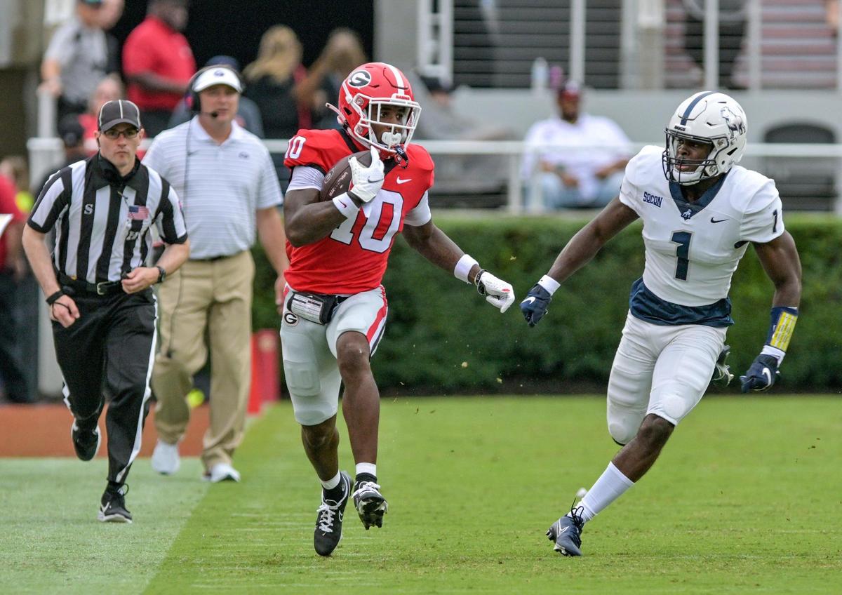 Georgia receiver Kearis Jackson (10) hauls in a first down reception during the Bulldogs’ 33-0 win over Samford Saturday in Athens.