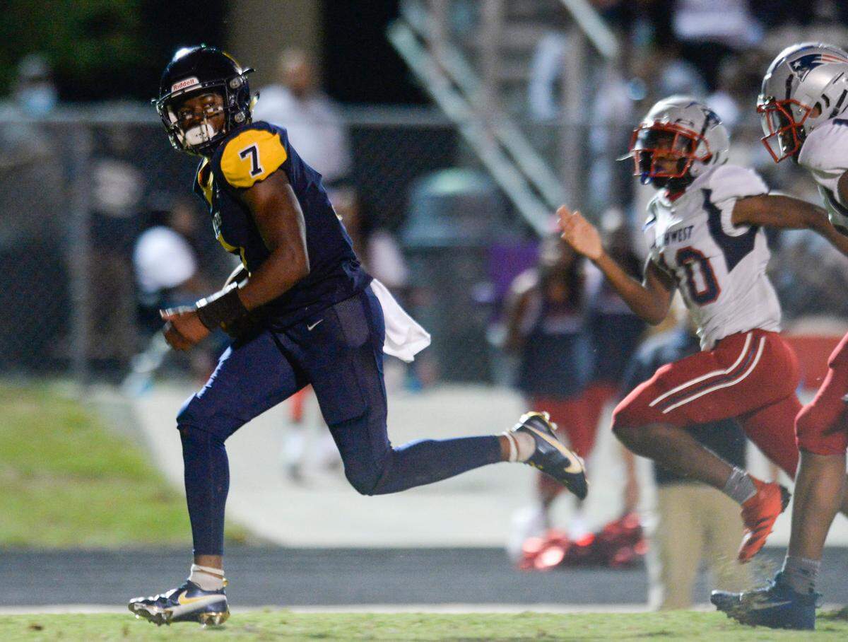 Mount de Sales quarterback A’Khori Jones (7) rushes for a touchdown during the Cavaliers game against Southwest during the 2021 season.