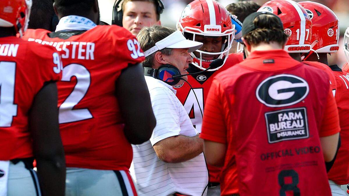 Kirby Smart speaks with the team Saturday during the home win over UAB.