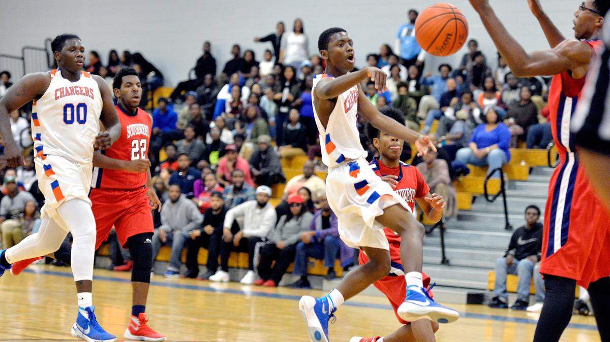 Central's Tyrice Paul (4) passes the ball to a teammate during their game against Southwest Tuesday night.