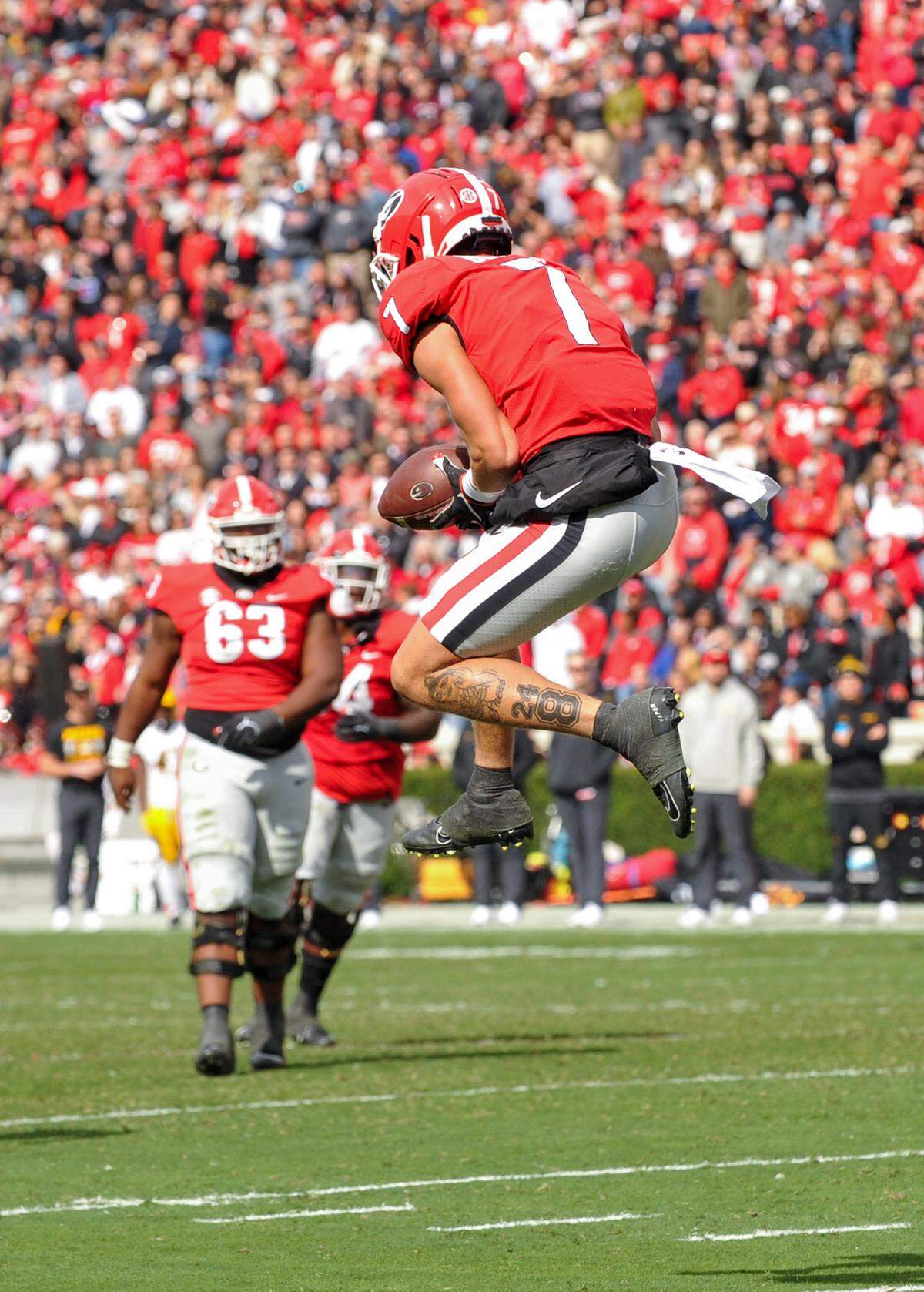 Georgia wide receiver Jermaine Burton hauls in a pass for a first down against Missouri Saturday in Athens.