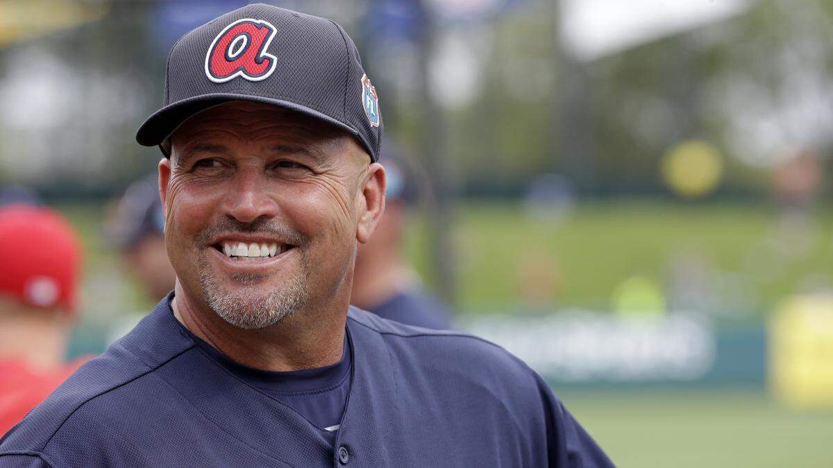 Atlanta Braves manager Fredi Gonzalez talks with players at batting practice before spring training baseball game against the Philadelphia Phillies, Thursday, March 24, 2016, in Kissimmee, Fla. (AP Photo/John Raoux)