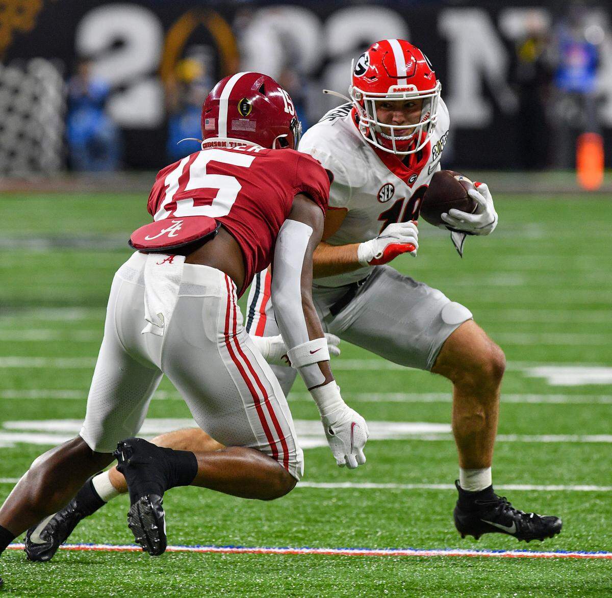 Georgia tight end Brock Bowers(19) attempts to avoid a tackle from Alabama linebacker Dallas Turner (15) during the College Football Playoff National Championship game Monday night.