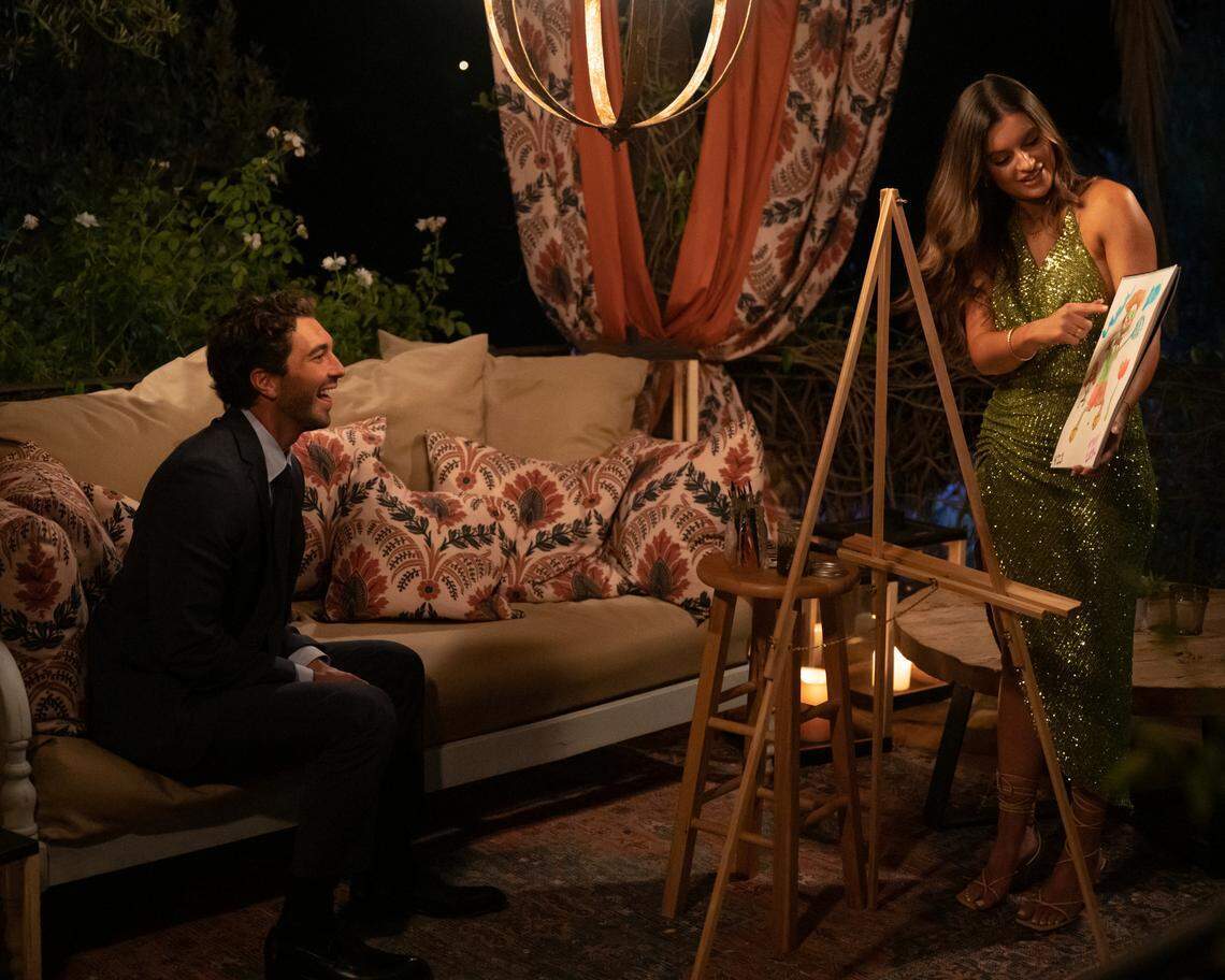 Lexi shows Joey a painting she made of him during week 2 of the “Bachelor.”