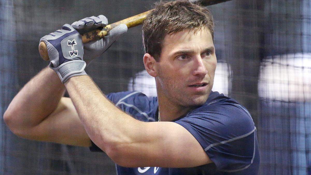 Atlanta Braves' Jeff Francoeur takes batting practice during a spring training workout in Kissimmee, Fla., Wednesday, Feb 24, 2016. (Curtis Compton/Atlanta Journal-Constitution via AP)