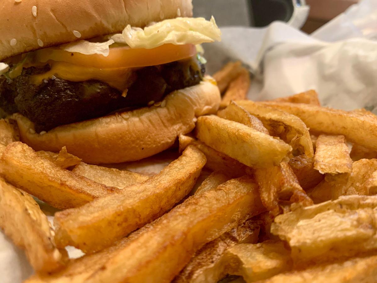 Reporter Justin Baxley ordered the Gooseburger from the Grey Goose Player’s Club for this week’s social distancing version of #FoodieFriday.