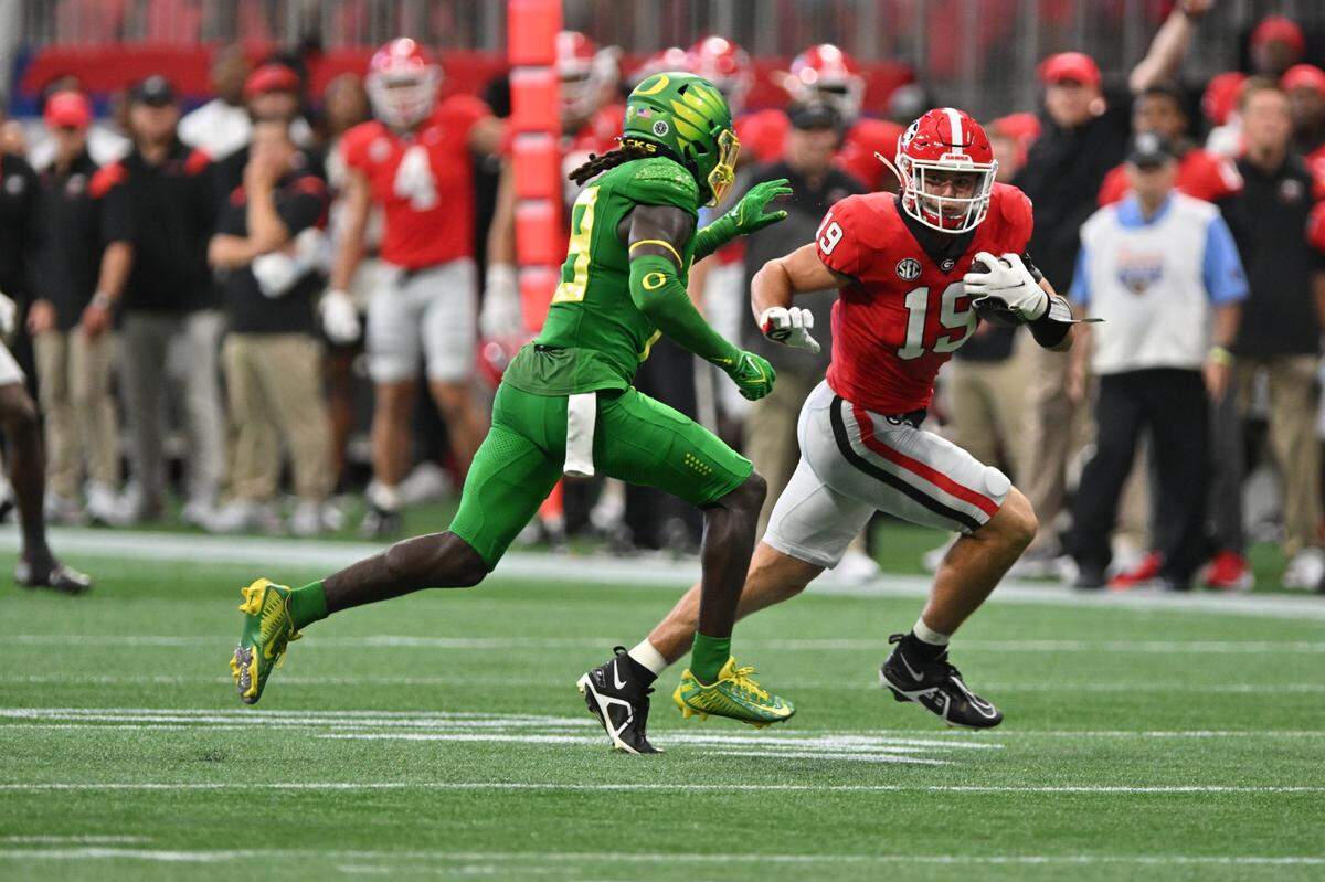 Georgia tight end Brock Bowers (19) attempts to avoid a tackle during the Bulldogs’ 49-3 win over Oregon Saturday in Atlanta.