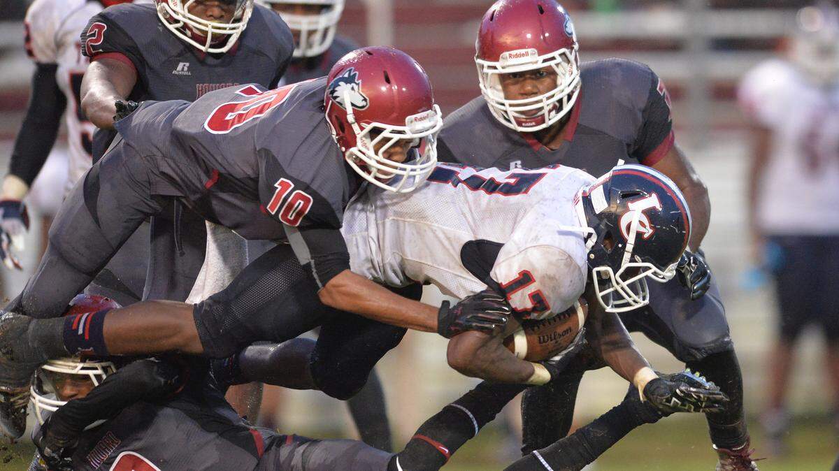 EVAN RODENROTH/FOR THE TELEGRAPHAndruw O'Neal (17) and the Lamar County Trojans have won fourstraight games.