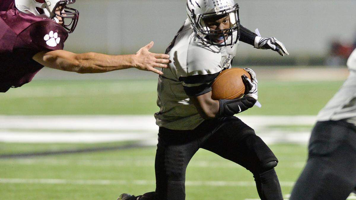 BEAU CABELL/THE TELEGRAPH 
 Warner Robins, Ga., 09/25/2015: Houston County running back Javon West (28) outruns the Lakeside-Evans defense during first half action.