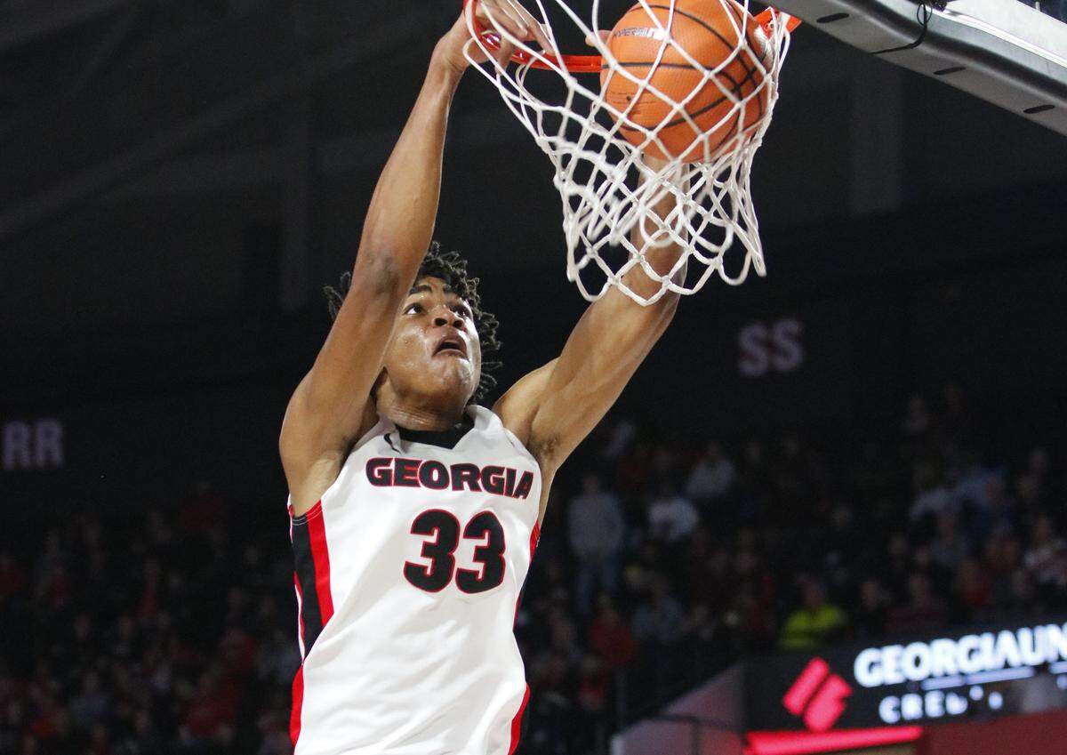 Georgia forward Nicolas Claxton dunks the ball in a game against Temple in 2017.