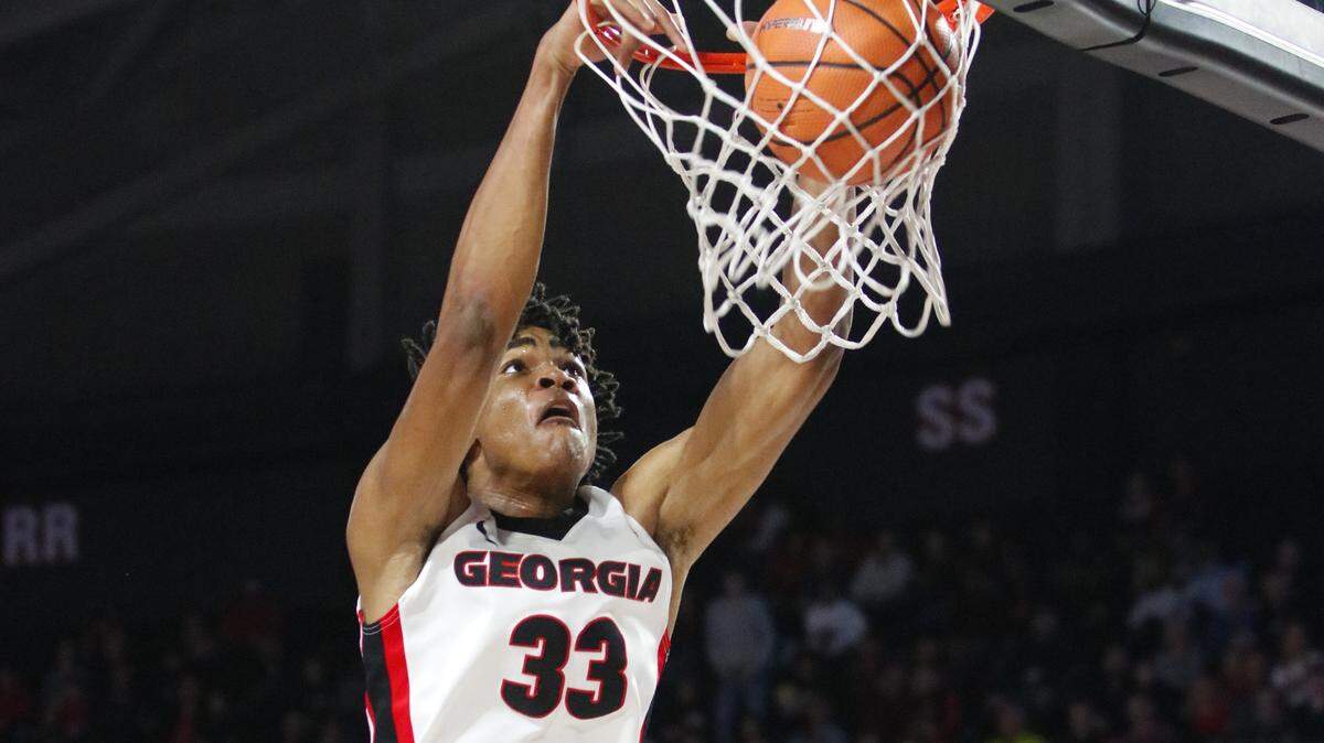 Georgia forward Nicolas Claxton dunks the ball in a game against Temple in 2017.