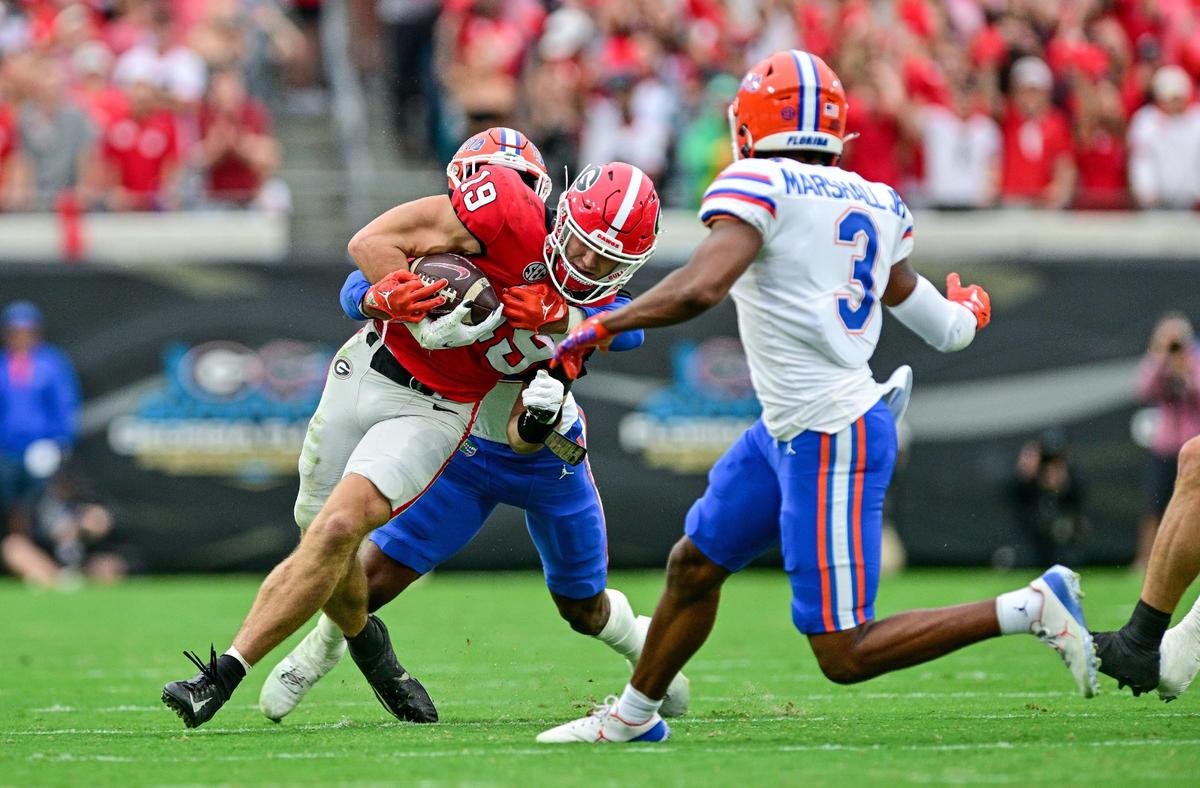 Georgia tight end Brock Bowers finds his way around the end for a short gain against the Gator defense as the Dawgs beat Florida 42-20.