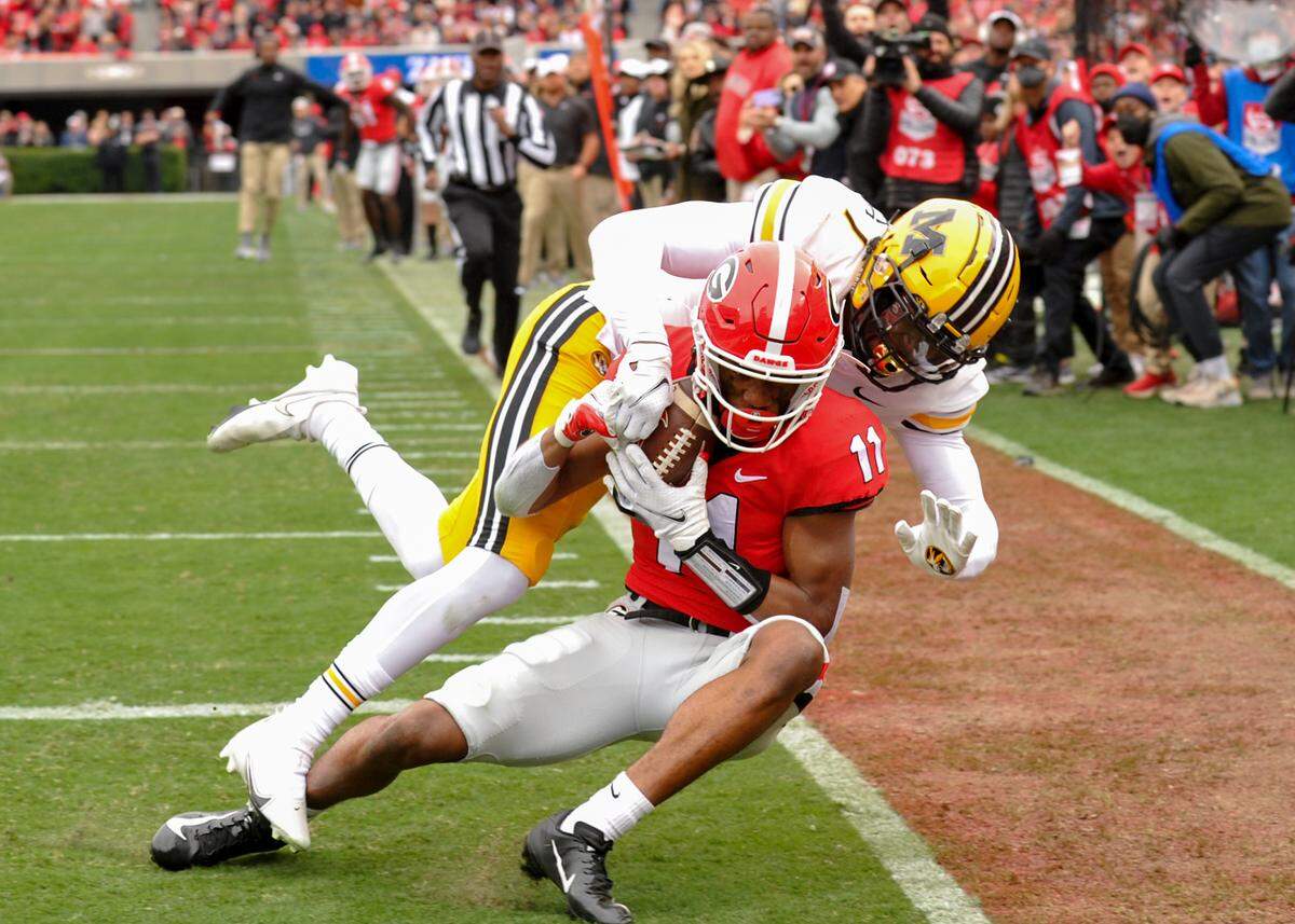 Georgia’s Arian Smith hauls in a Stetson Bennet pass for a touchdown against Missouri Saturday.