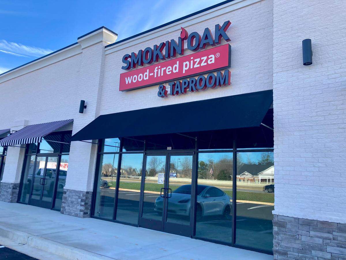 A Smokin’ Oak Wood-Fired Pizza & Taproom is going into a new Warner Robins shopping center at 1012 Ga. 96, Suite 700 and 800. The Florida-based brand is known for wood-fired pizza and self-pour taprooms.