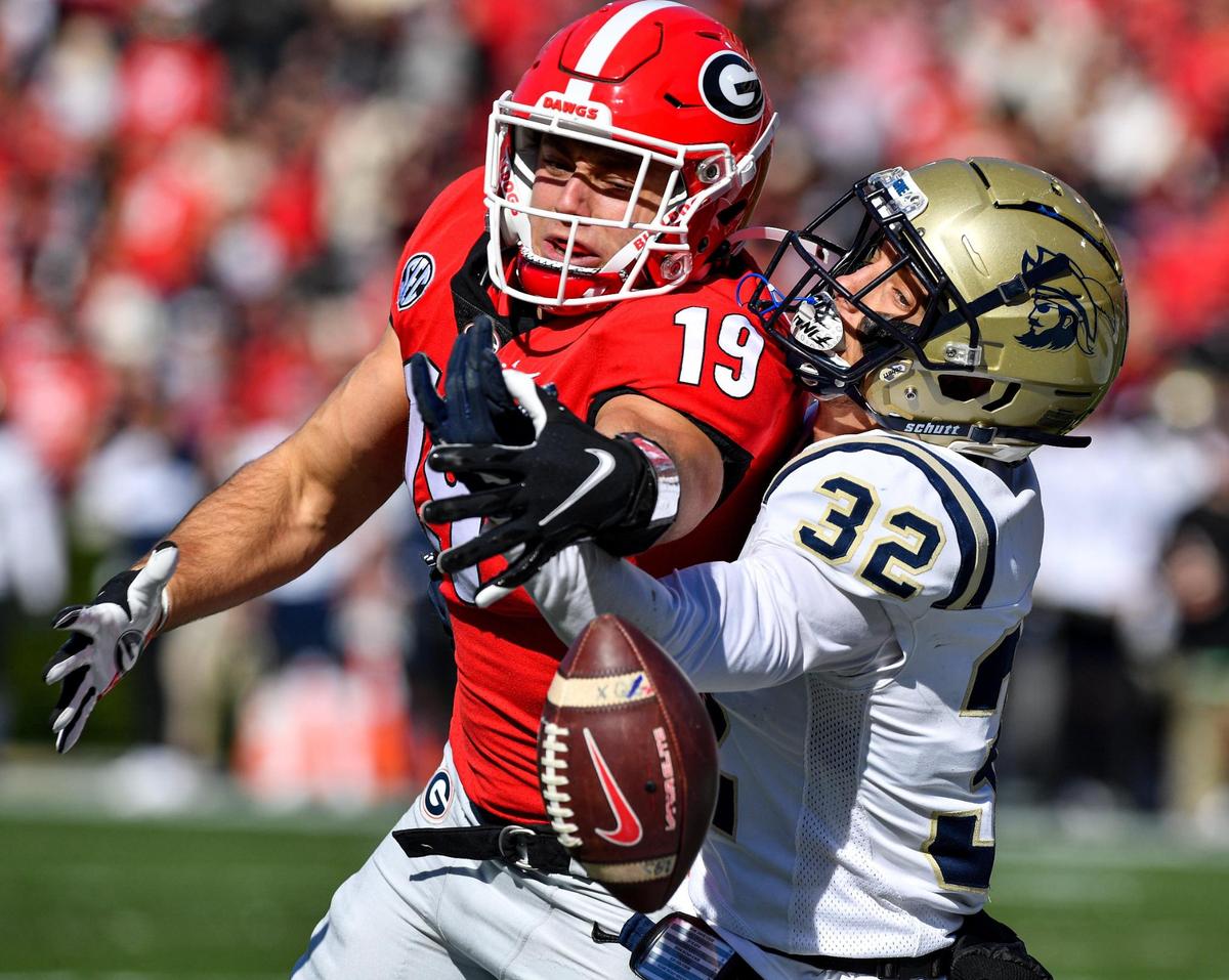 Georgia tight end Brock Bowers tries to haul in a pass from Stetson Bennett as the Bulldogs beat Charleston Southern 56-7.