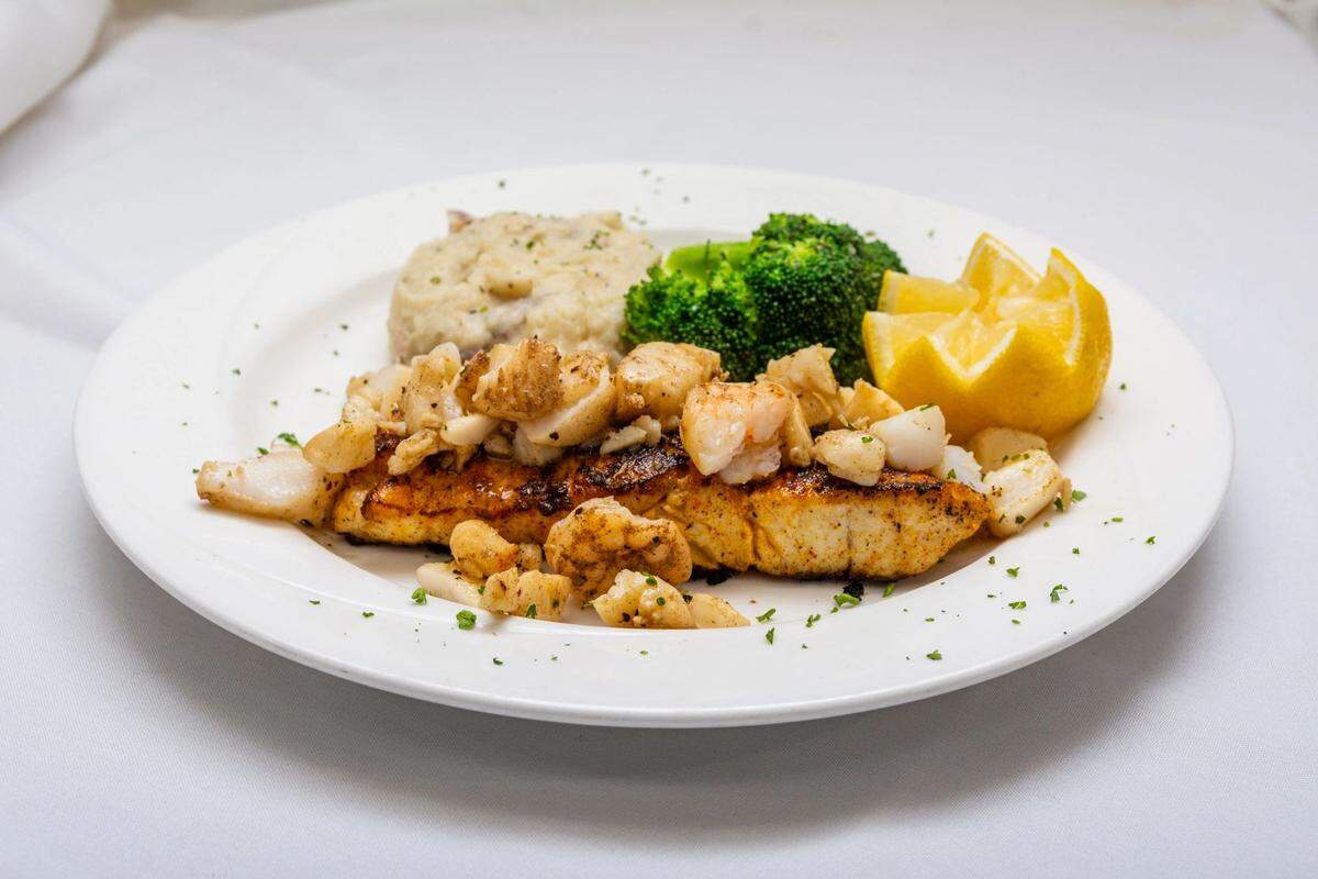Macon restaurant downtown grill offers high-end dishes such as maple leaf duck breast, grilled sea scallops, bouillabaisse, imported lamb chops, tomato cream pasta, fish fillets, and more.