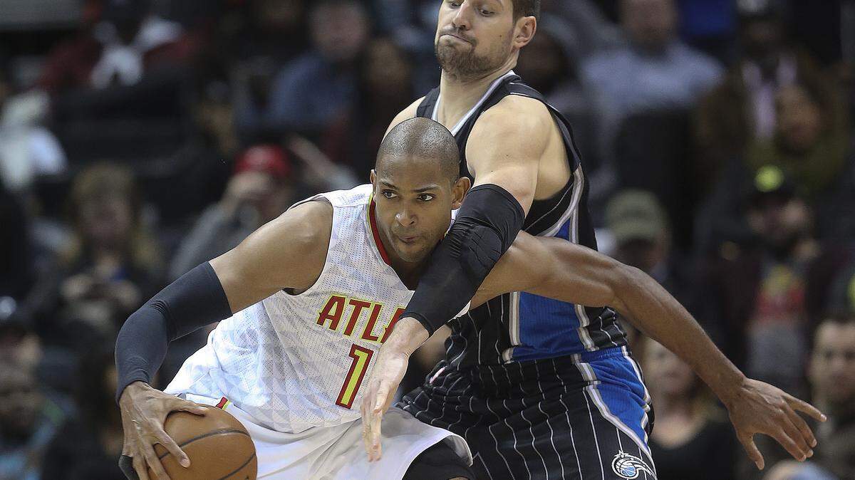 Atlanta Hawks center Al Horford, left, is defended by Orlando Magic center Nikola Vucevic, right, in the second half of an NBA basketball game Monday, Feb. 8, 2016, in Atlanta. Orlando won 117-110 in overtime. (AP Photo/John Bazemore)