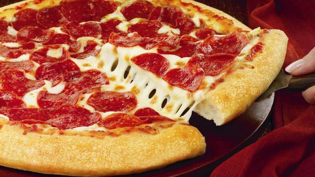 This handout photo provided by Pizza Hut,  shows a hand-tossed pizza.  Pizza Hut announced Monday, Jan. 13, 2014, it plans to start offering pizza by the slice for the first time in two test locations this week, as the chain looks to keep pace with trendy competitors offering quick, made-to-order pies. (AP Photo/Pizza Hut-HO)