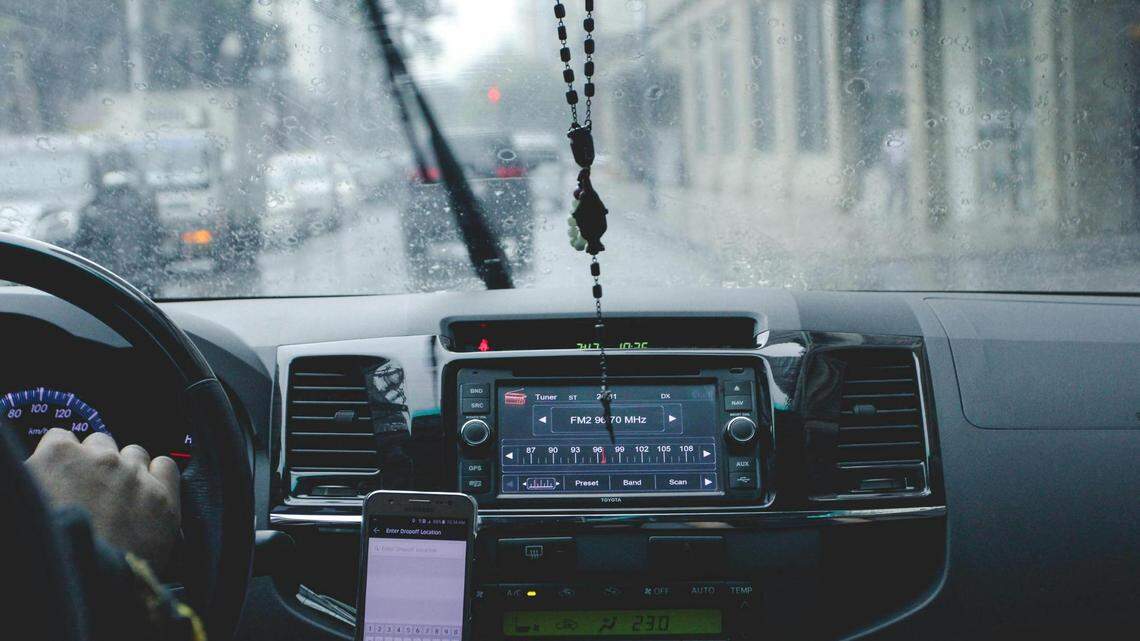 Can you wear earbuds while driving in GA?