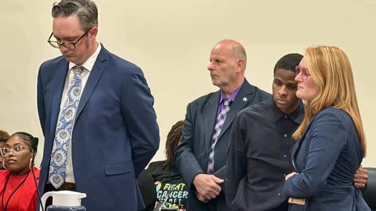 Jordan Lavoris Dean, second from right, hugged defense attorney MacKenzie Miller while the verdict was read at his murder trial. He was acquitted after his brother, Jacorey Dean, confessed to the shooting. Jacorey Dean was later charged with the same murder, but the case was dismissed.