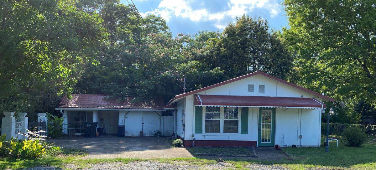 Felicia’s Cake Factory in downtown Macon plans to open a second location at 5761 Houston Road in south Bibb County. The building is expected to undergo renovation and a remodel before opening.